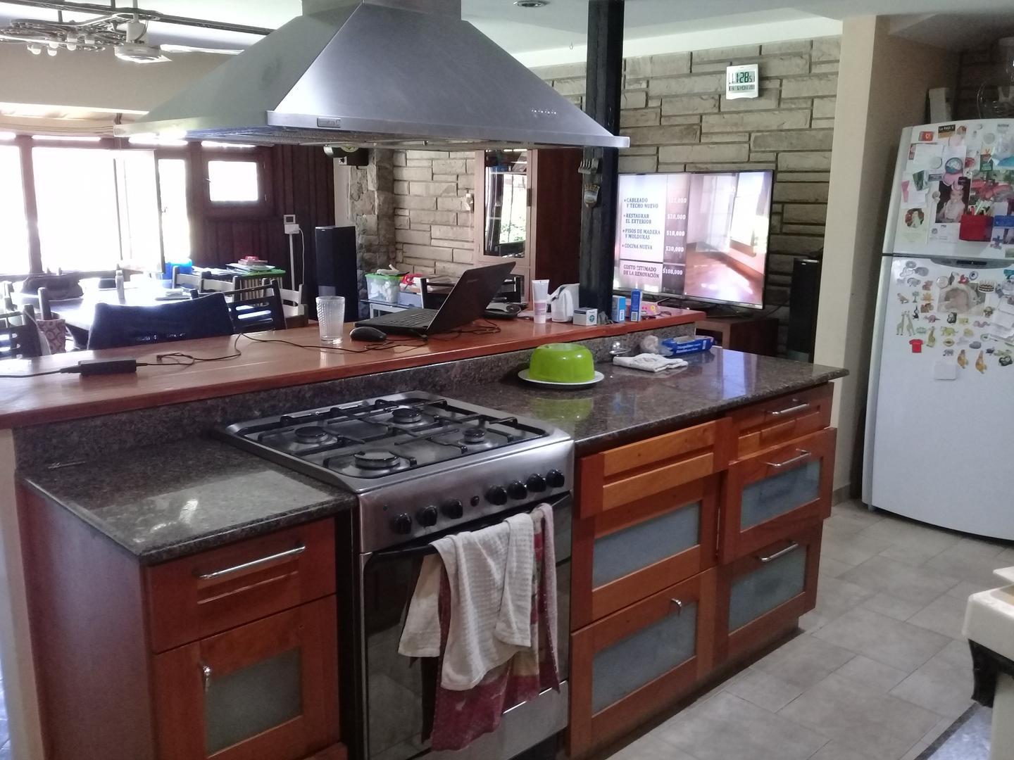 Venta. Chalet en Barrio Parque Bernal.