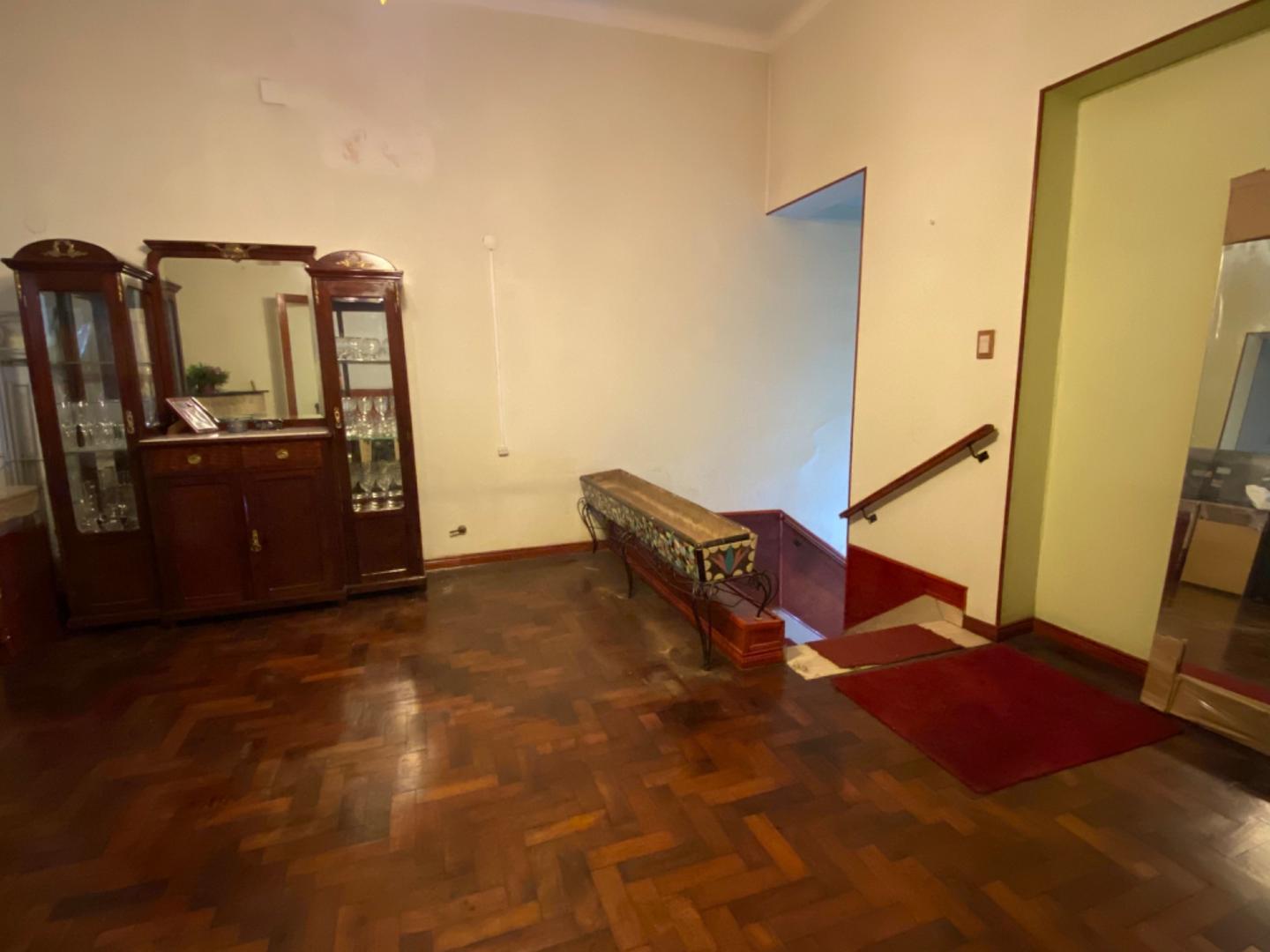 Departamento de dos pisos en barrio norte