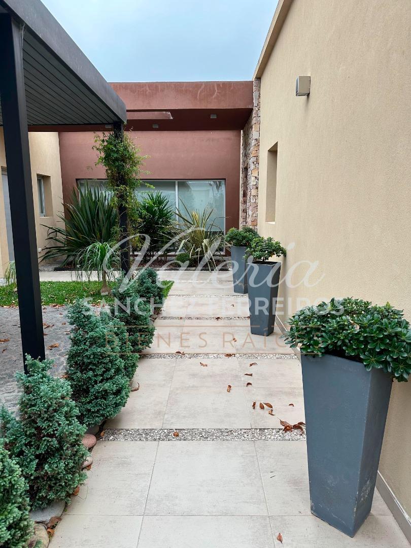 Casa en Alquiler con 2 cocheras