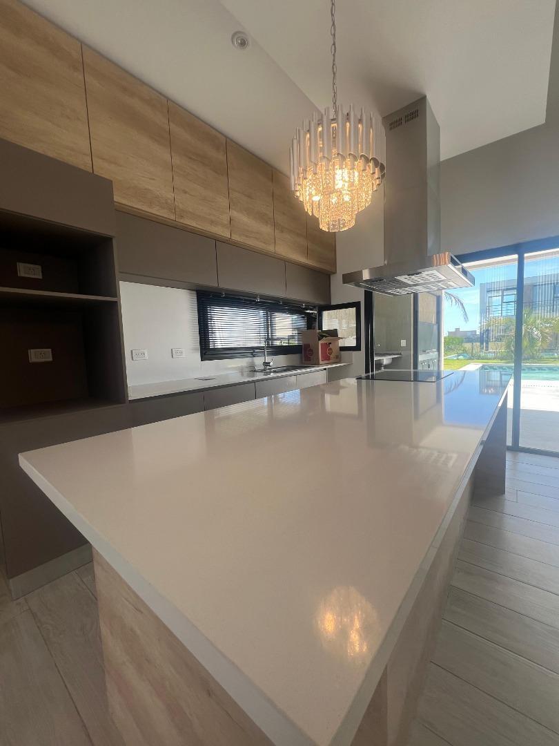 Casa en Venta con 5 cocheras