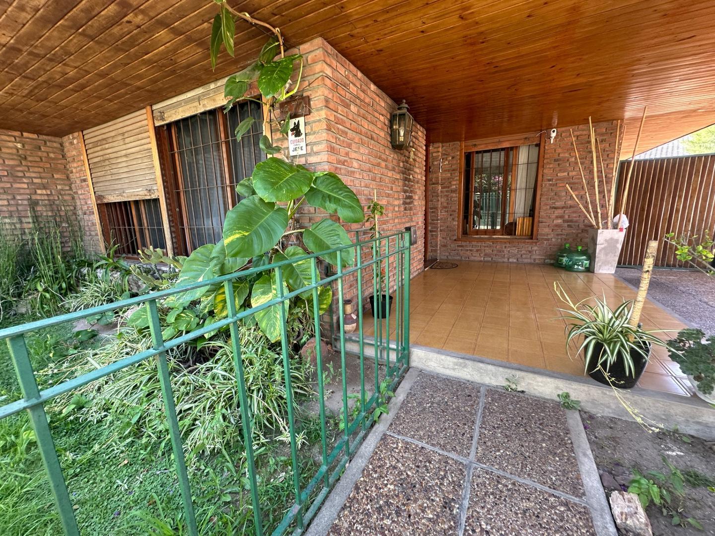 Casa 4 ambientes con 2 baños