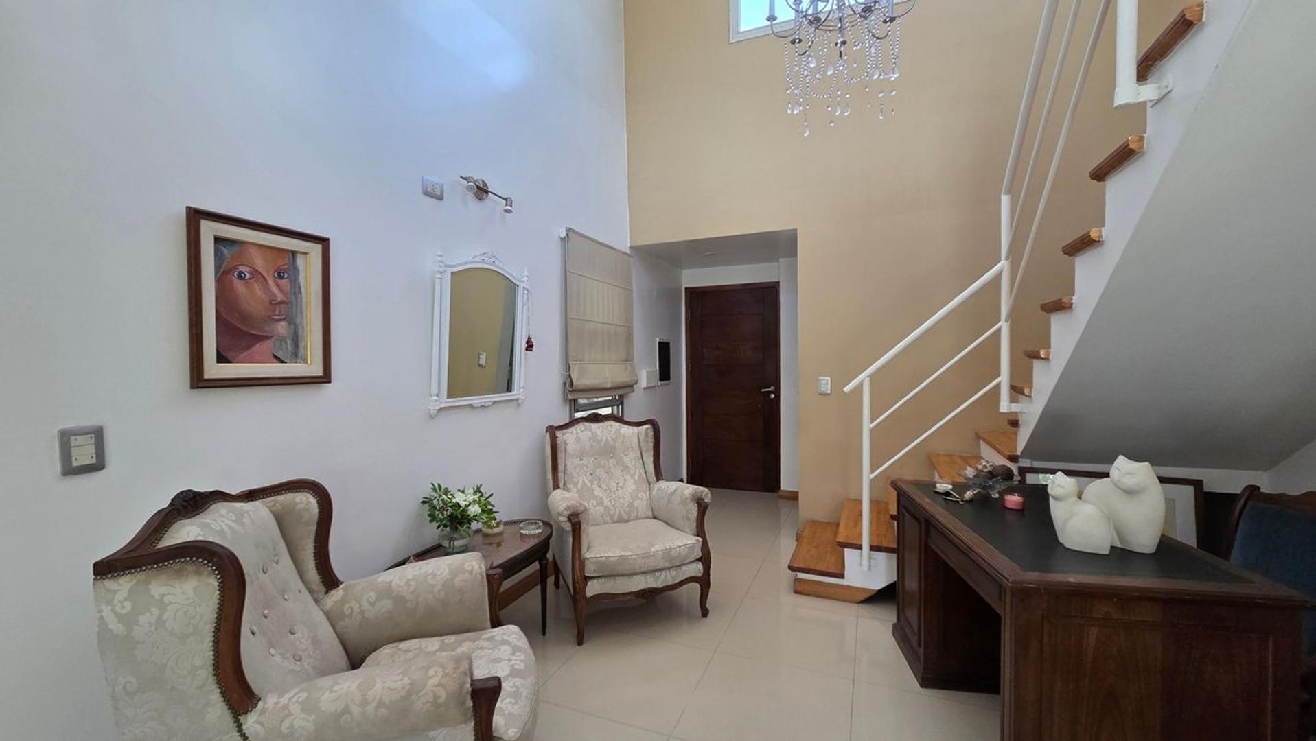 Casa en Alquiler con 1 cochera