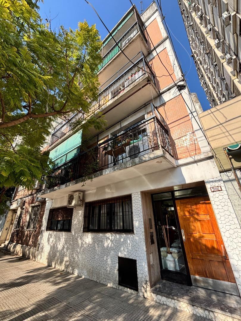 2 Ambientes con balcón corrido c/fte.