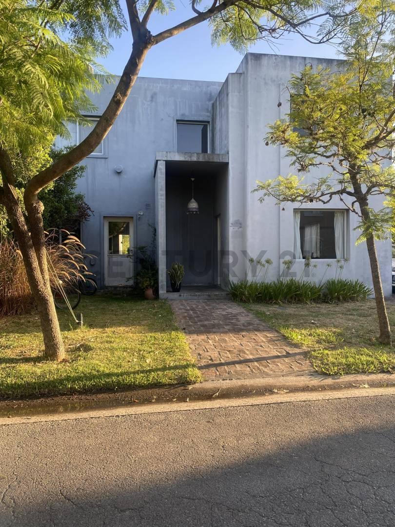 CASA EN VENTA- BARRIO JACARANDA- 7 AMBIENTES