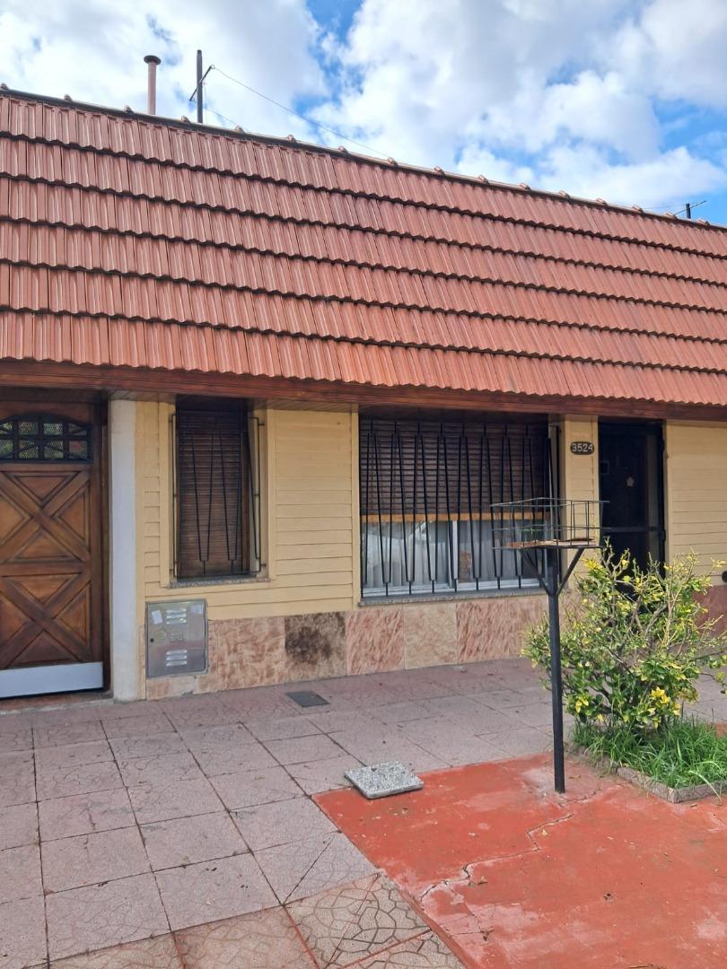 CASA EN DE 4 AMBIENTES CON QUINCHO Y GARAGE  