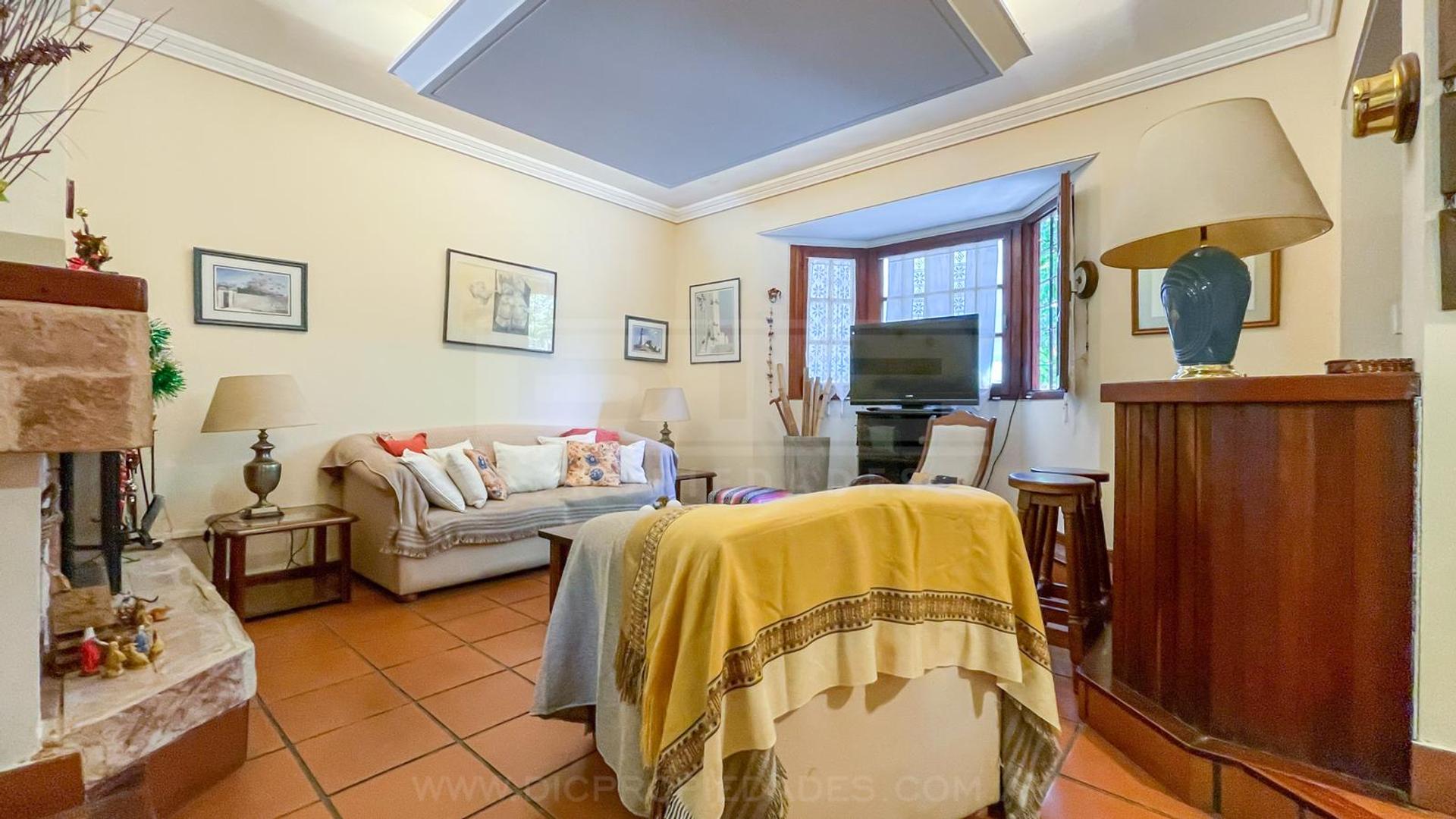 Casa 8 ambientes con 3 baños