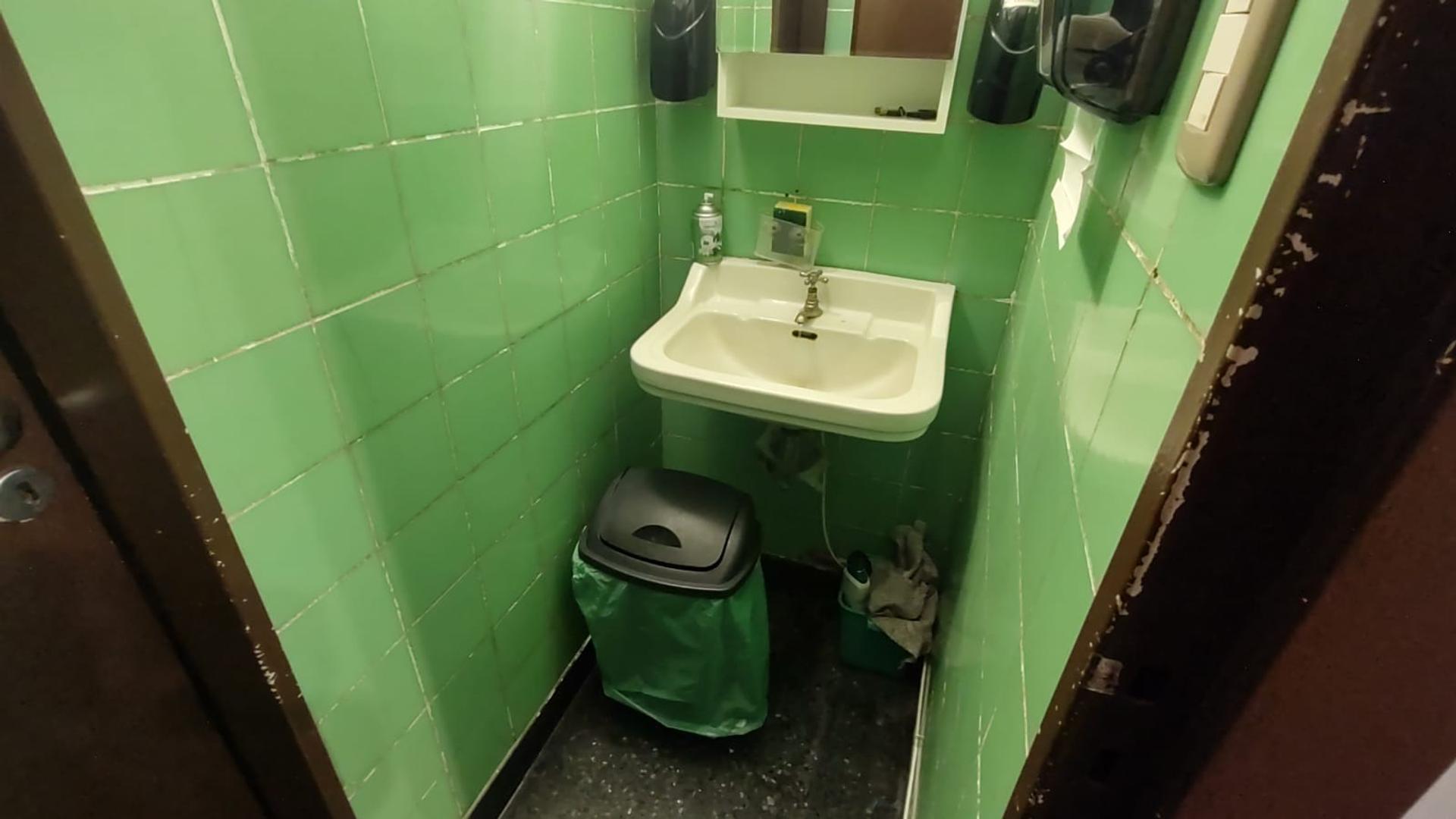 Excelente oficina al frente + Aire acondicionado