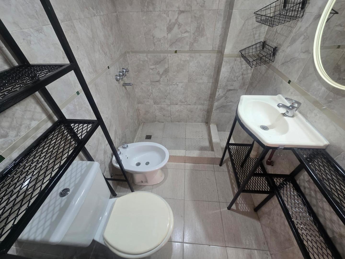 Departamento tres ambientes con balcón