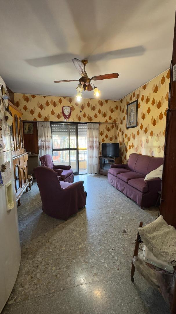 CASA 4 AMBIENTES CON LOCALES COMERCIALES EN VENTA