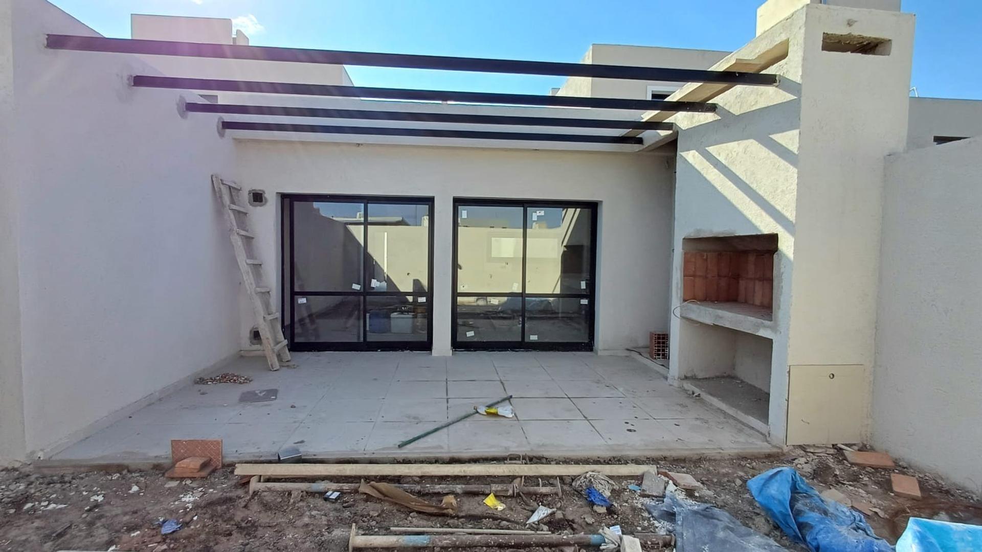 Casa 4 ambientes con 2 baños