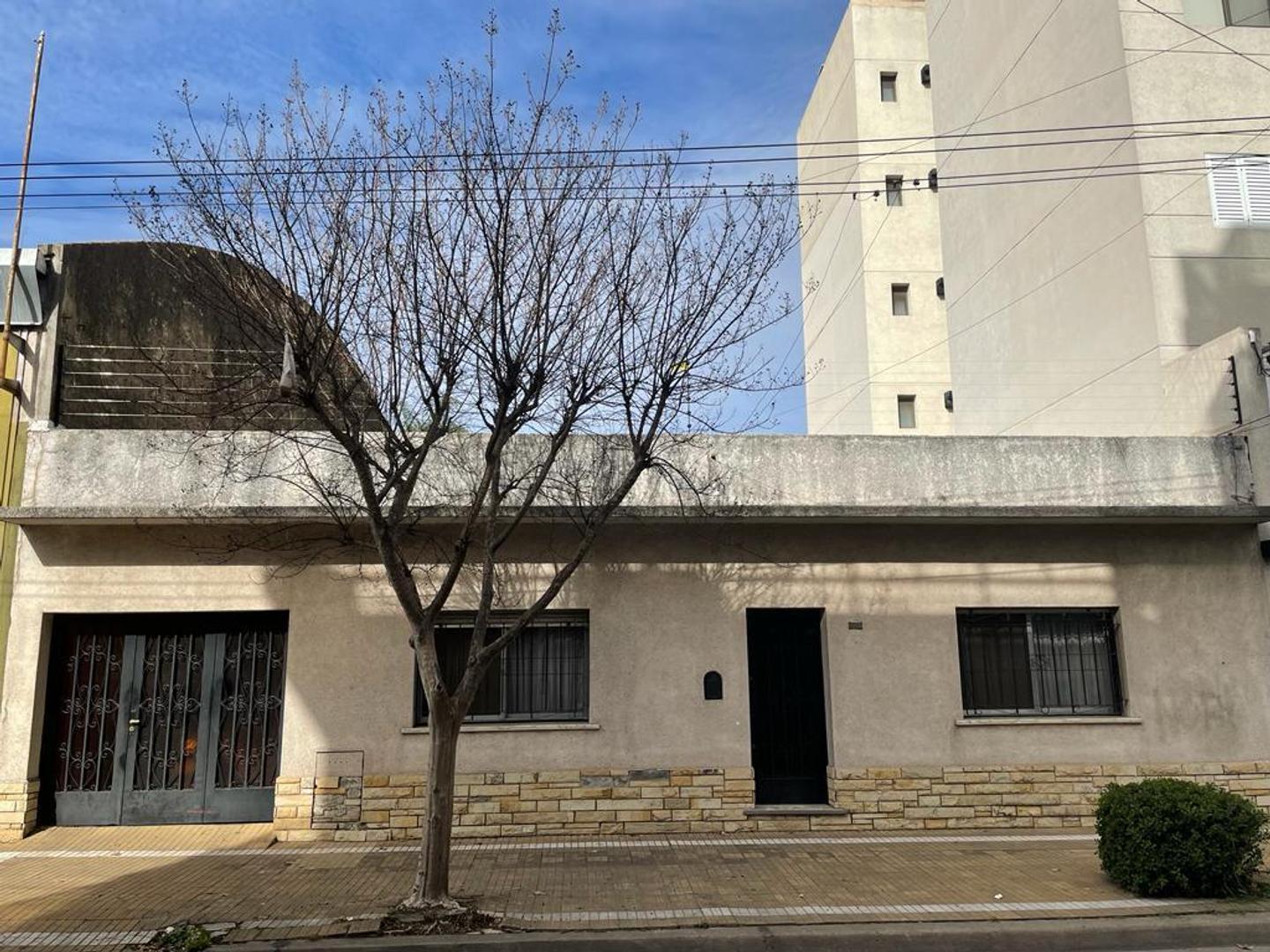 Amplia casa con garage pasante y cuatro dormitorios