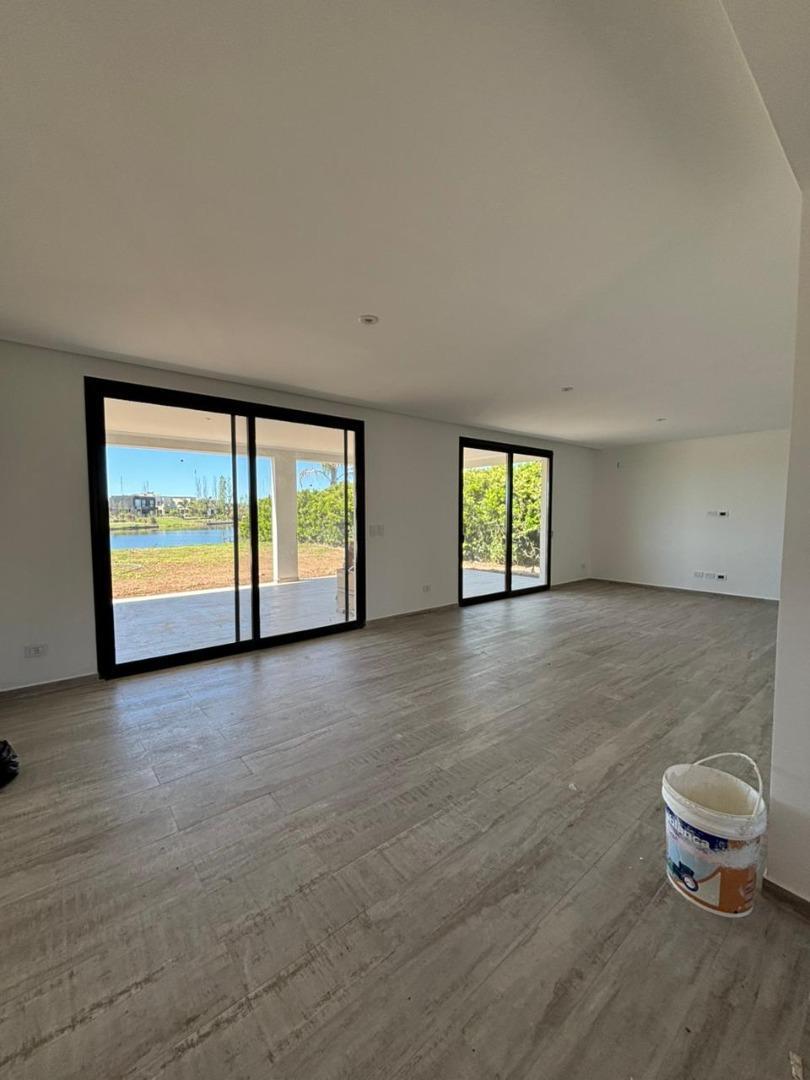 Casa 6 ambientes con 4 baños