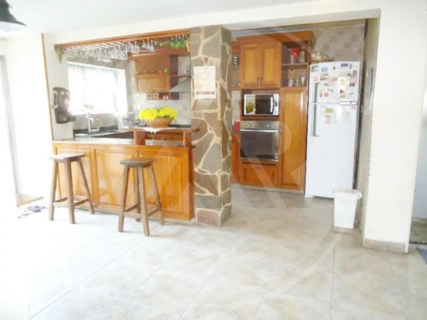 Casa 6 ambientes con 4 baños