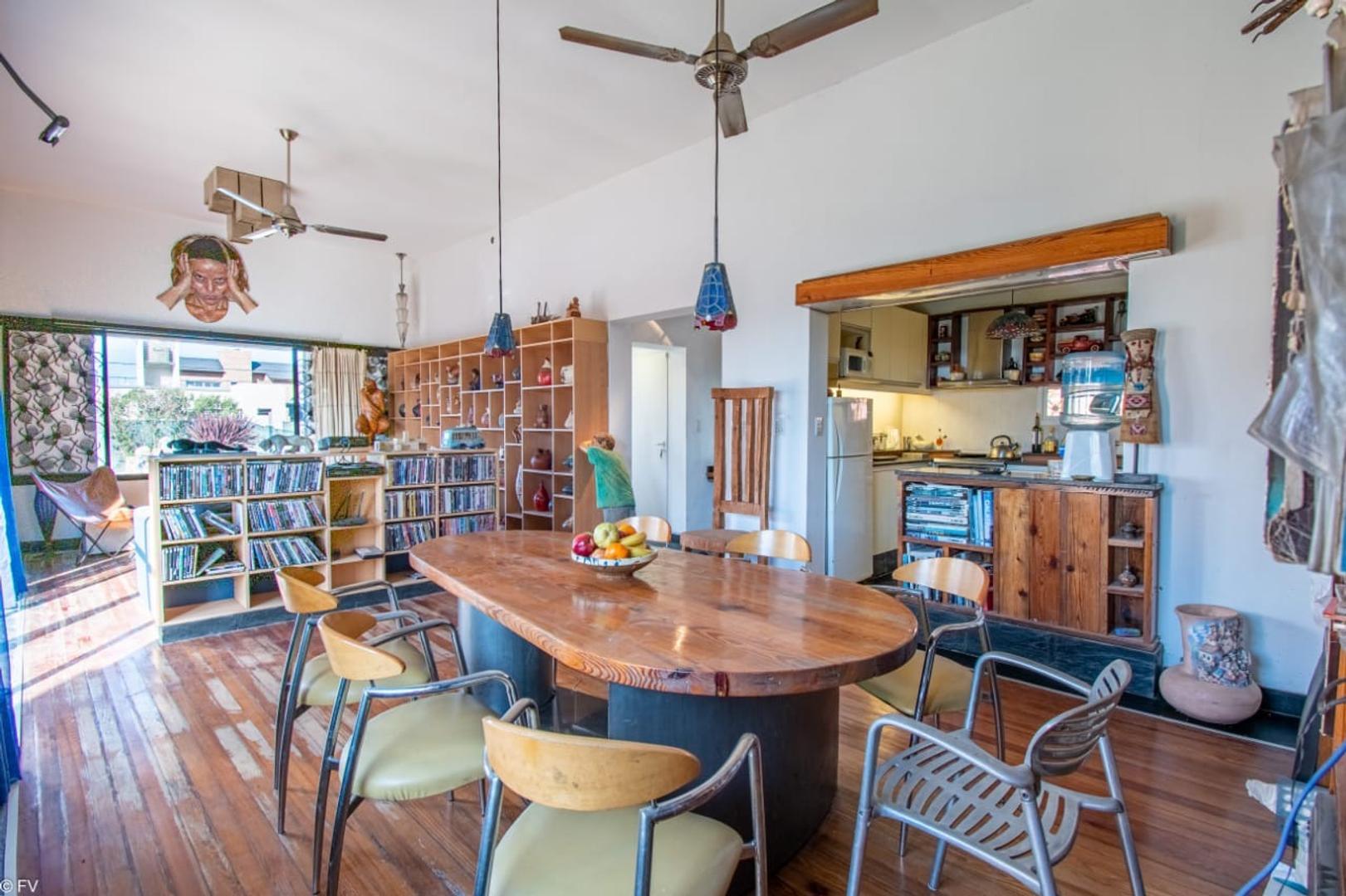 Casa en Venta con 2 cocheras