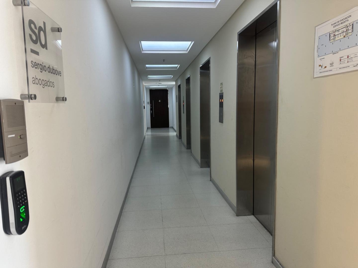 Oficina 4 ambientes con 2 baños