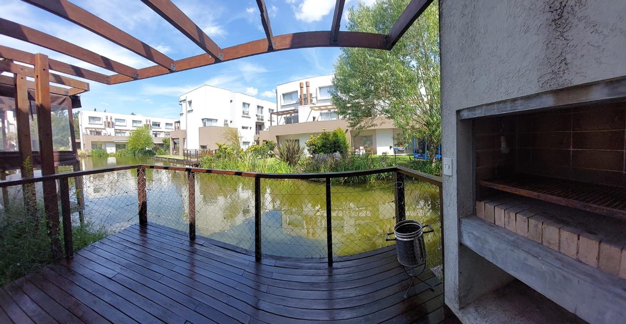 Casa en Alquiler con 1 cochera