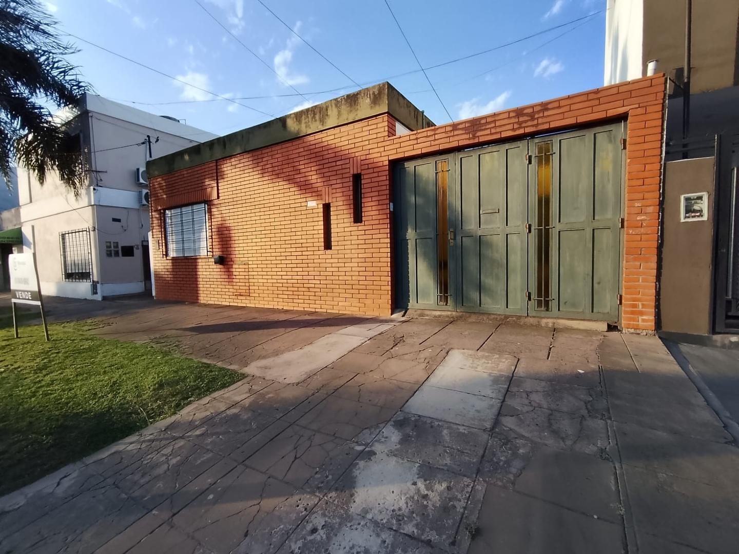 IMPERDIBLE PROPIEDAD CASTELAR NORTE 3 HABITACIONES