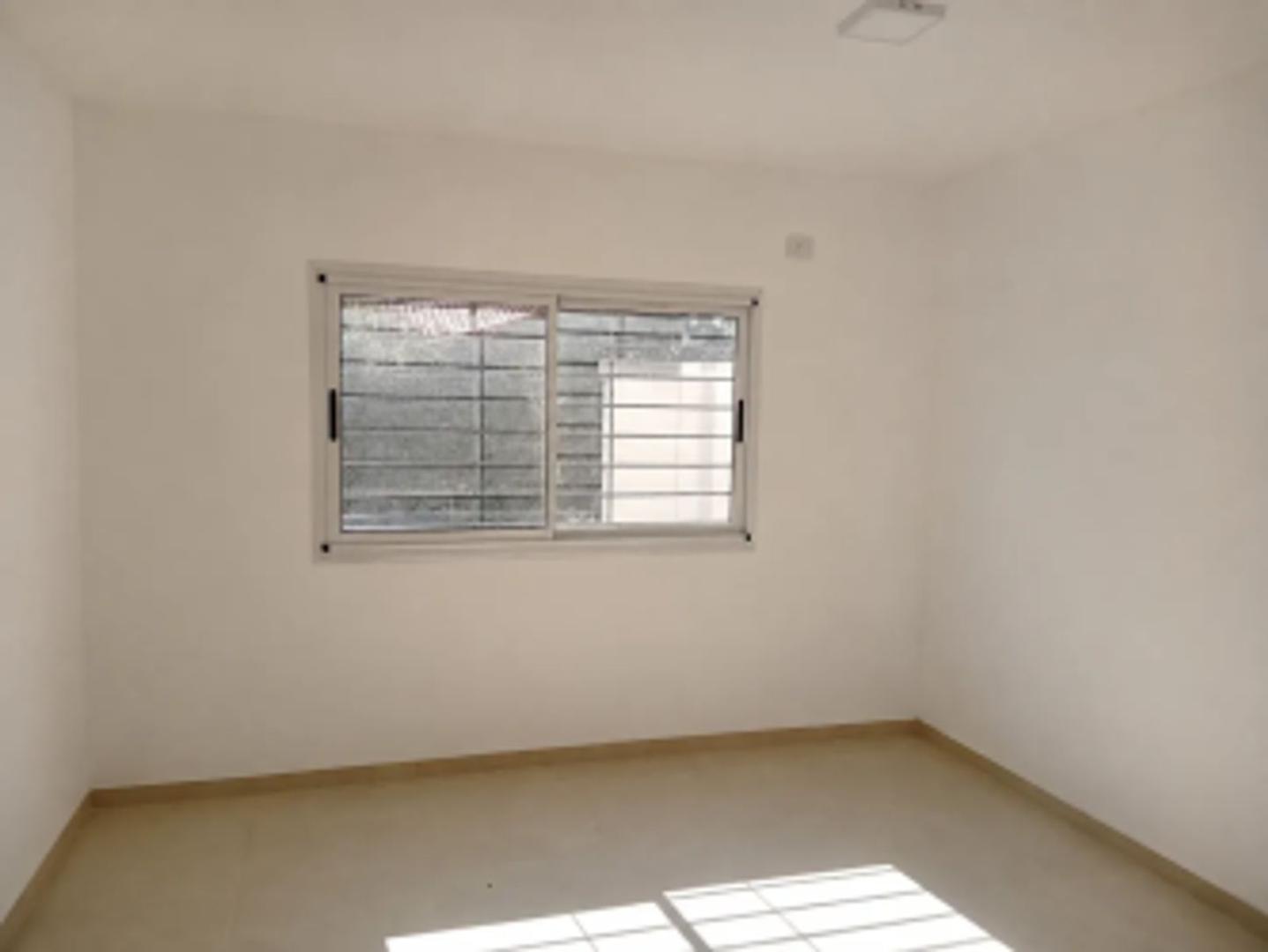 ALQUILER - CASA 3 AMBIENTES CON PATIO ITUZAINGO