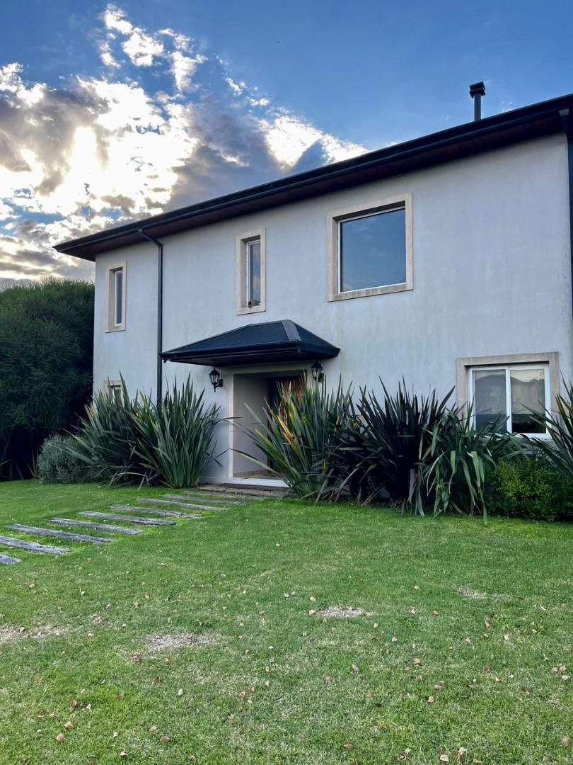 CASA EN COUNTRY DE 7 AMB. IMPECABLE FINANCIACION DIRECTA