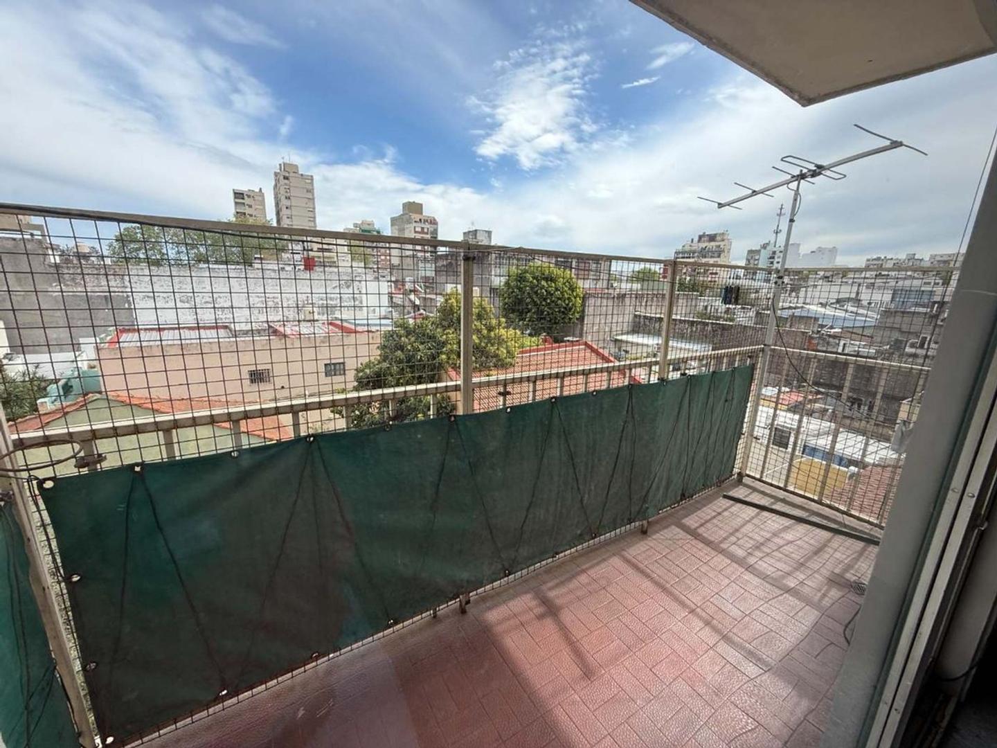 VENTA FLORES - DEPTO. 3 AMB CON COCHERA