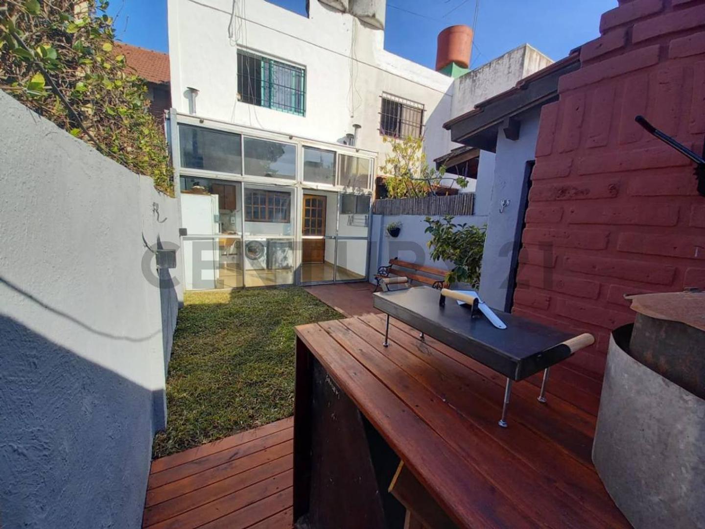 Venta dúplex 3 ambientes con parrilla, jardin y cochera en Castelar
