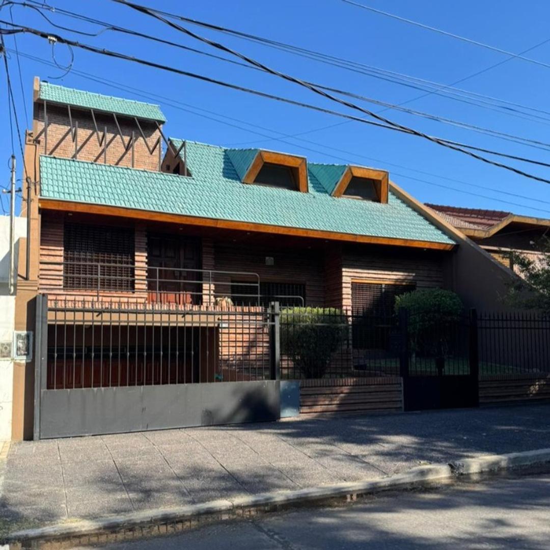 Casa 5 ambientes en venta Villa Adelina con pileta y jardin
