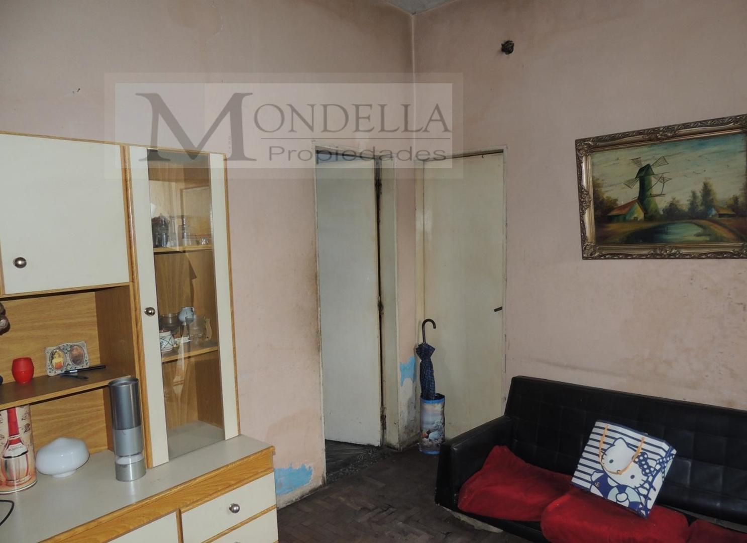 VENTA CASA 3 AMB. CON EXCELENTE FONDO EN MORON SUR