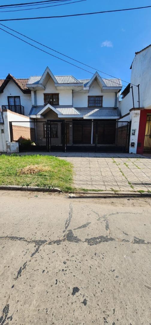 CASA DE 5 AMBIENTES CON DEPENDENCIA SOBRE LOTE 8.66X34