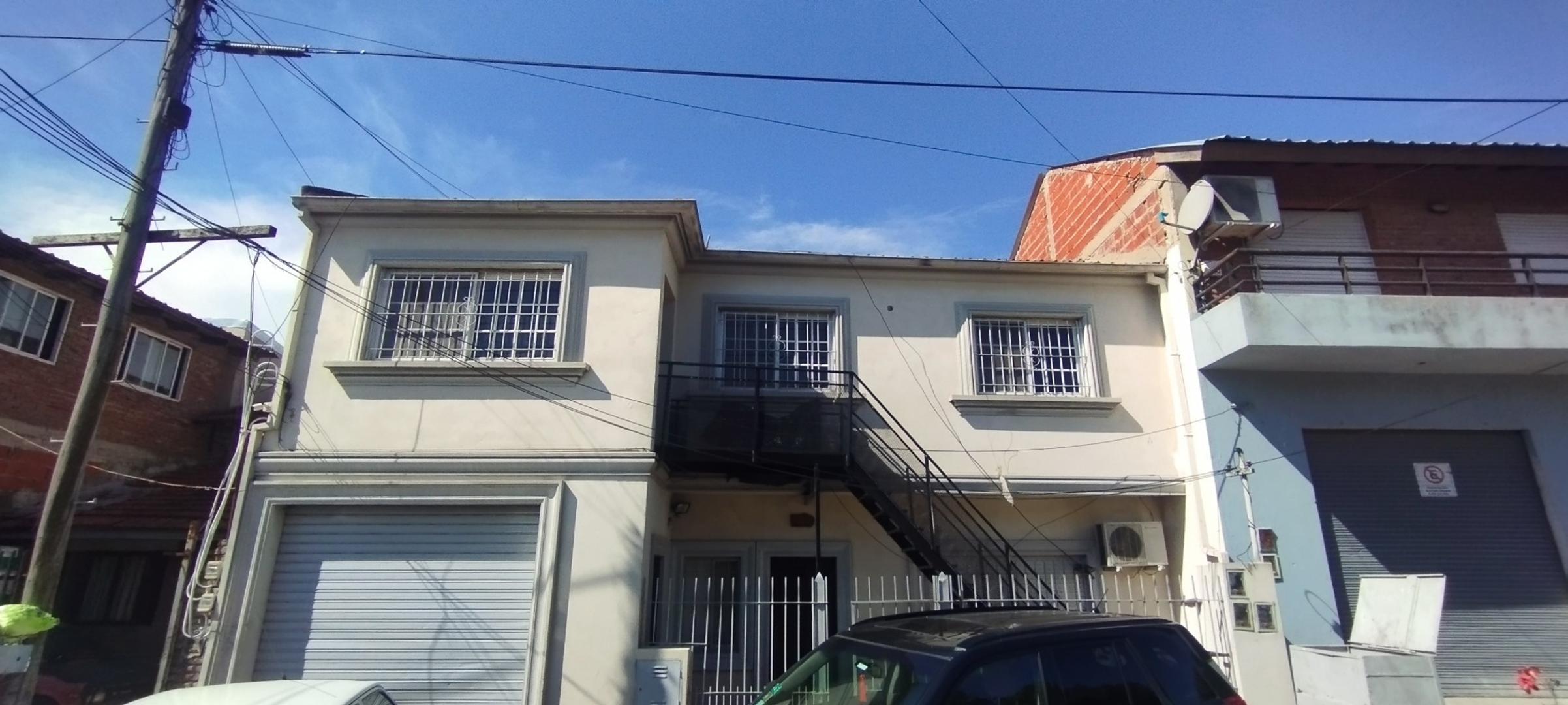 EXCELENTE DPTO TIPO CASA 1° PISO CON 3 DORMITORIOS