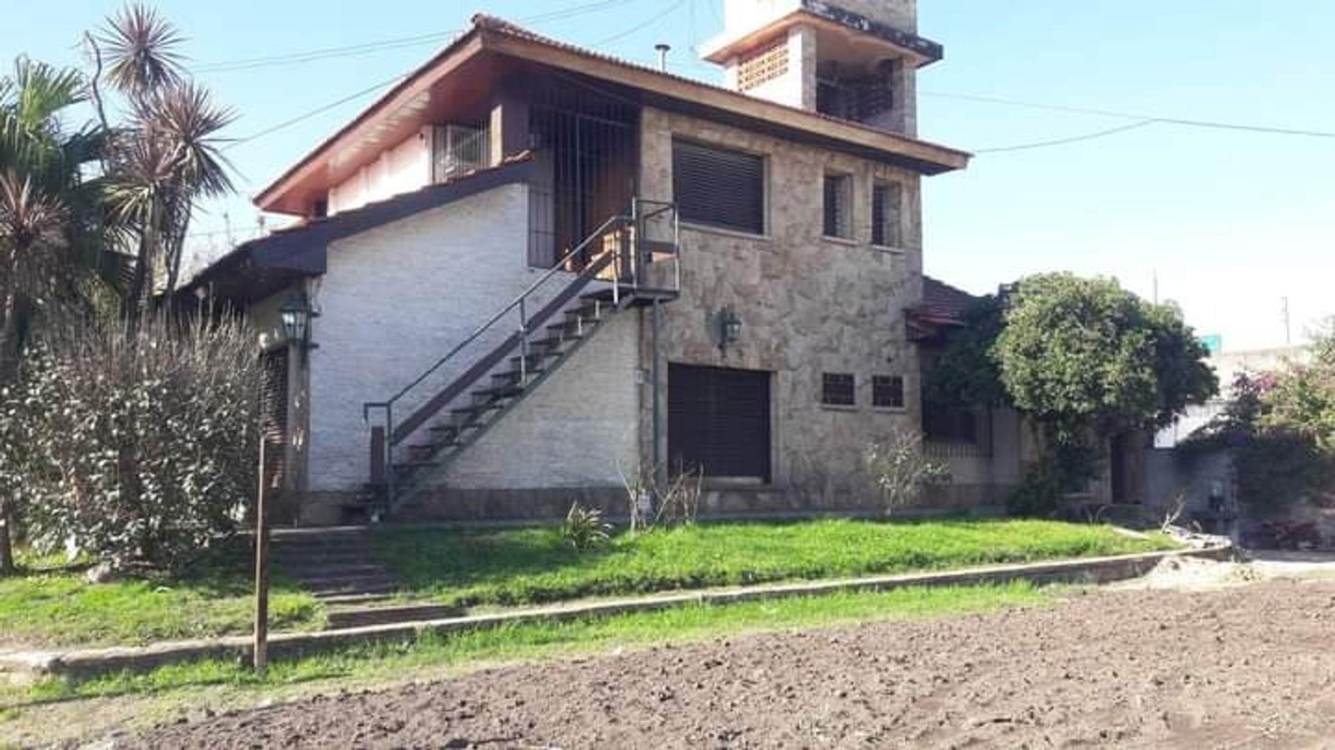 Casa en Venta con 3 cocheras