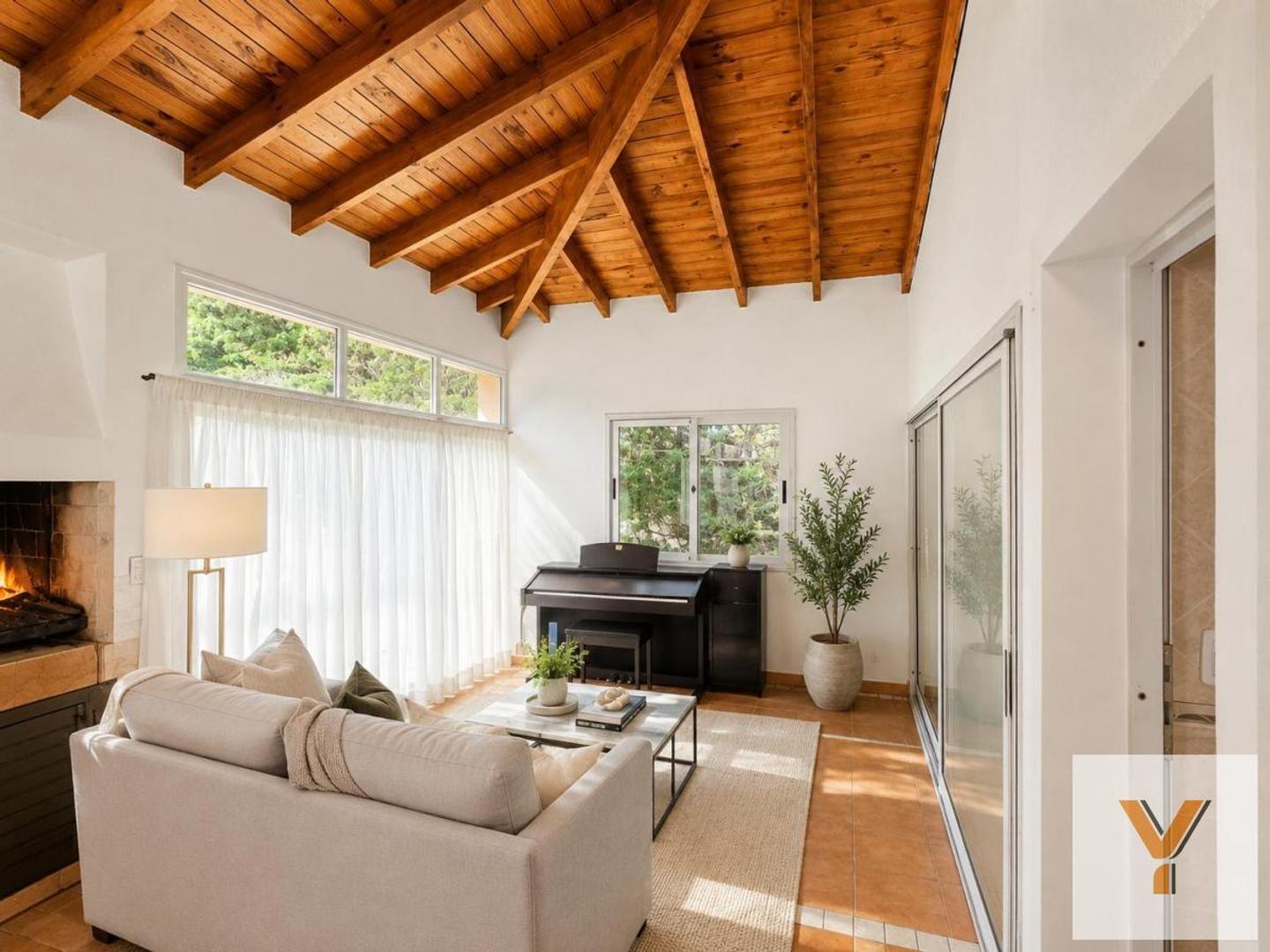 Casa 8 ambientes con 4 baños