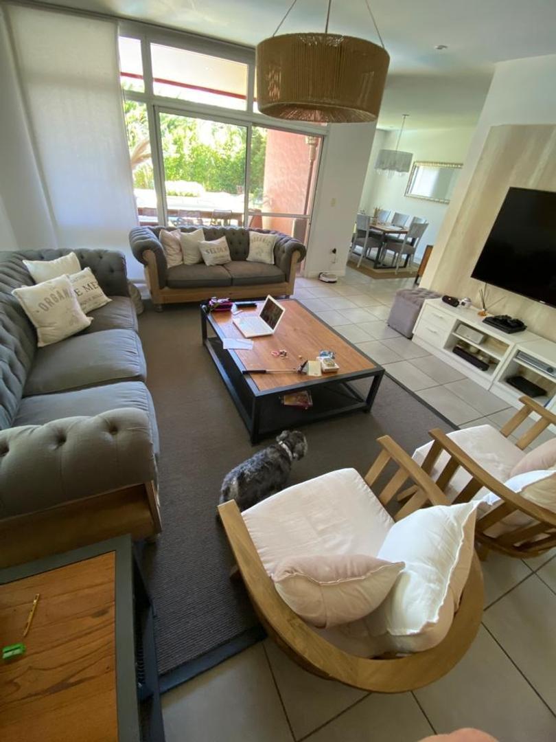 Casa en Venta con 4 cocheras