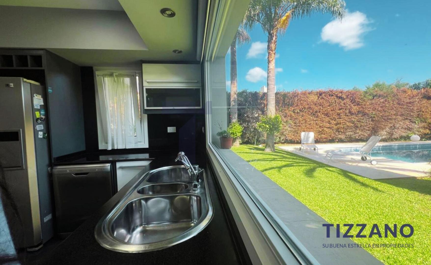 Casa en Alquiler con 6 cocheras