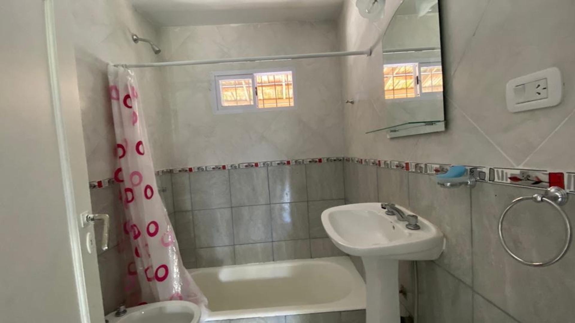 Casa 3 ambientes con 1 baño