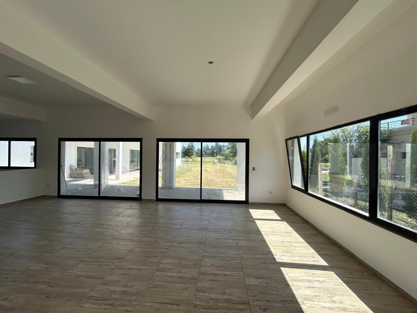 Casa 4 ambientes con 3 baños