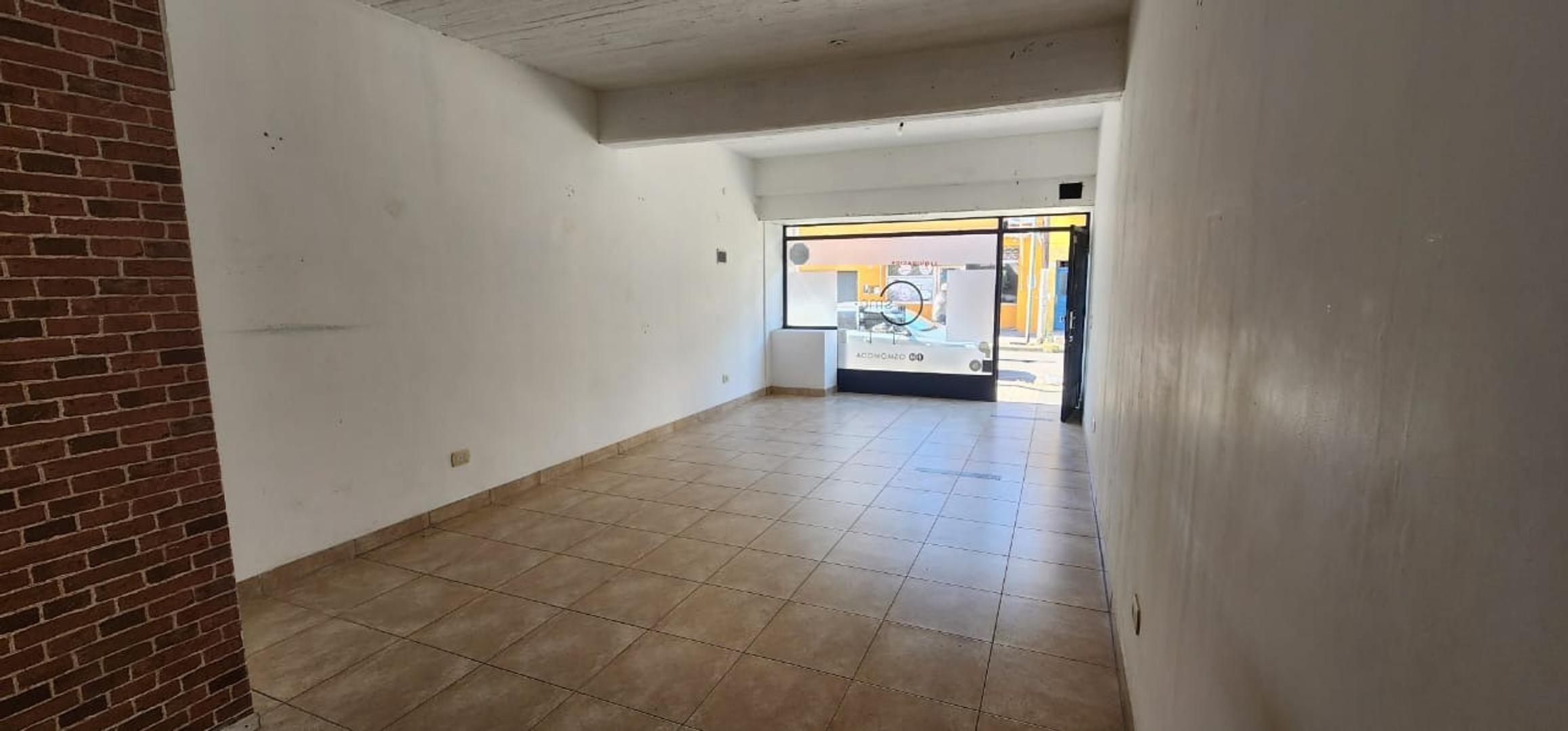 Local en Alquiler en Munro, $ 690.000