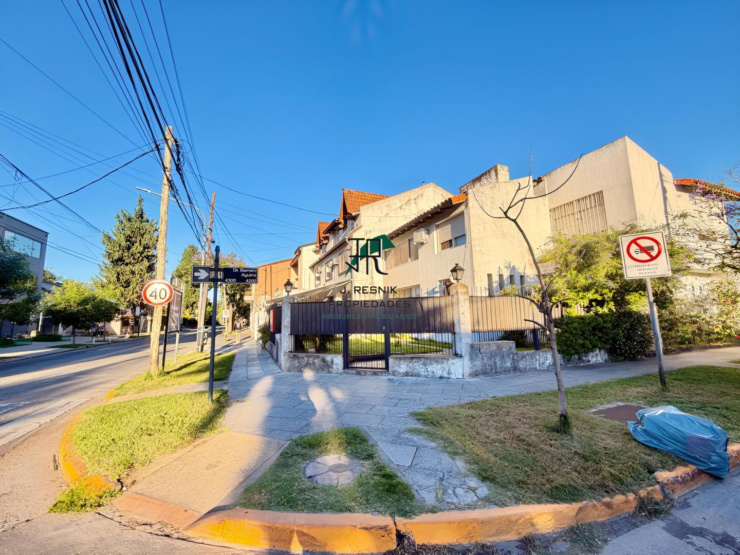 CASA EN ESQUINA TODO SOL INMEJORABLE UBICACIÓN