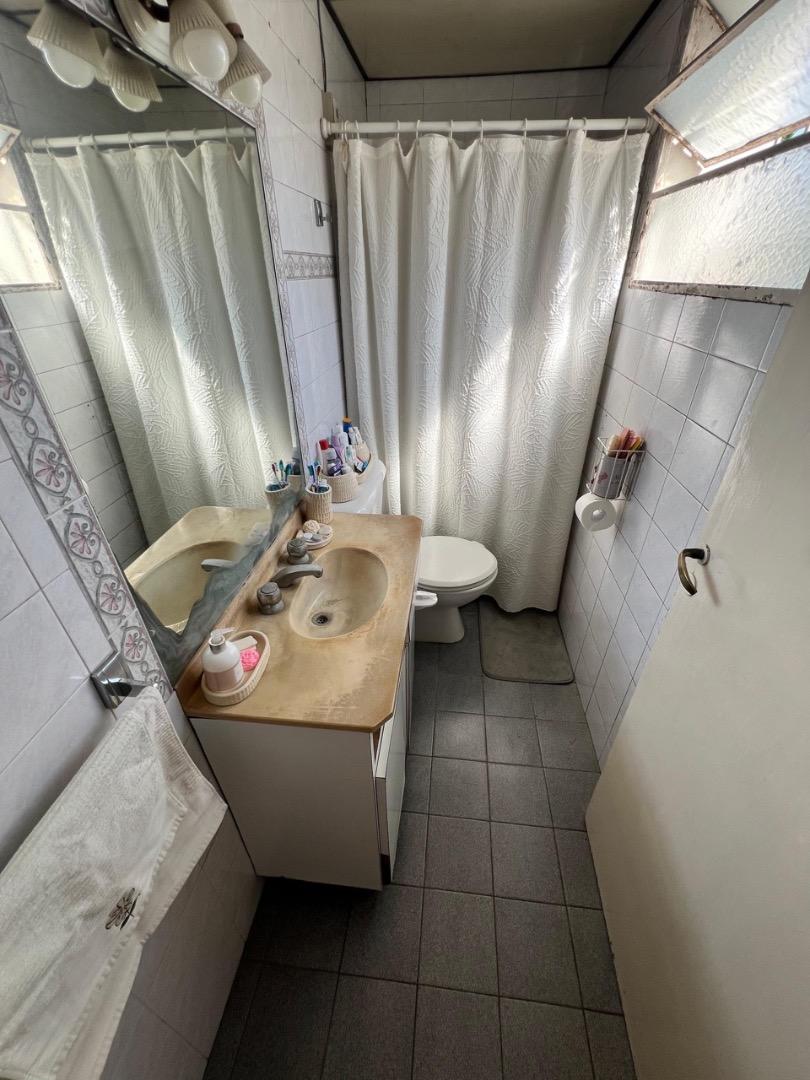 VENTA de propiedad con casa, oficina y 3 dptos.