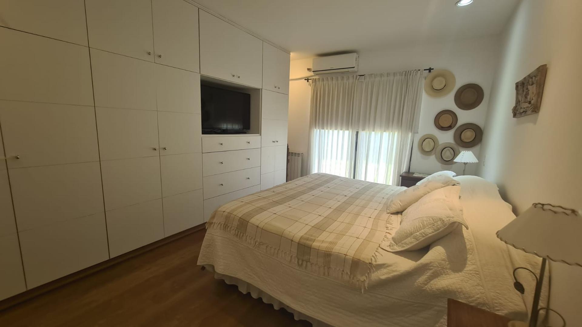 CASA EN BARRIO PUEYRREDON CON PISCINA