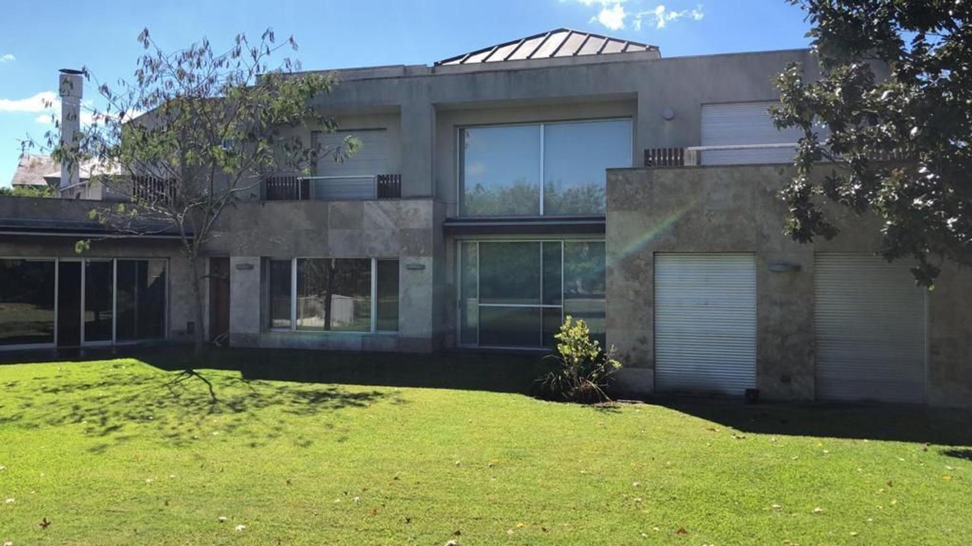 Casa 7 ambientes con 4 baños