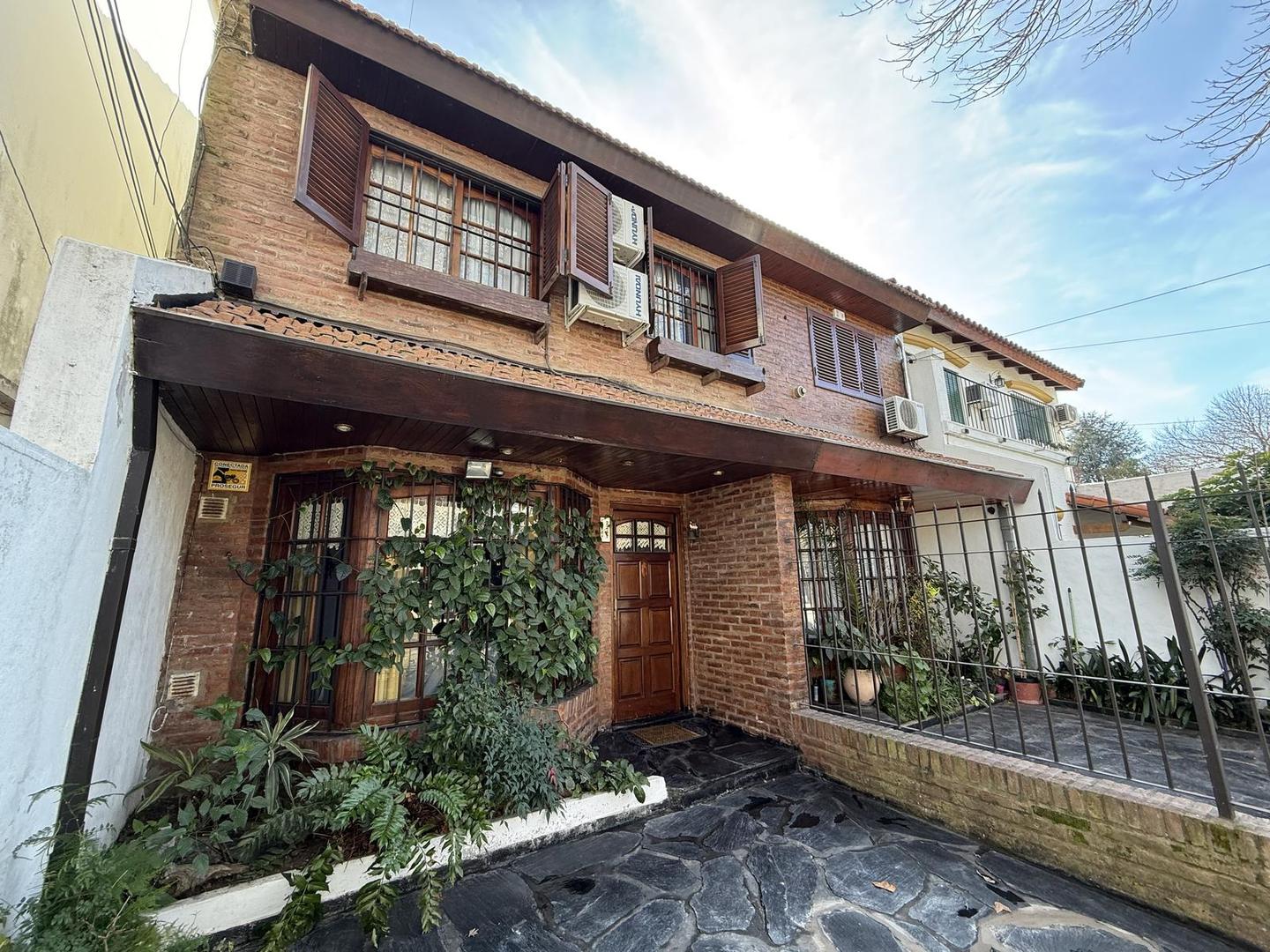 Triplex 5 ambientes con jardín en Olivos