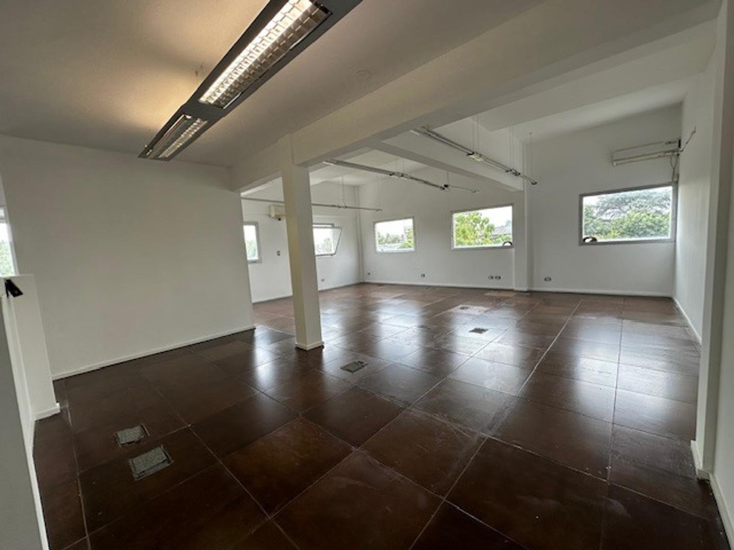 Oficina en Alquiler con 4 cocheras