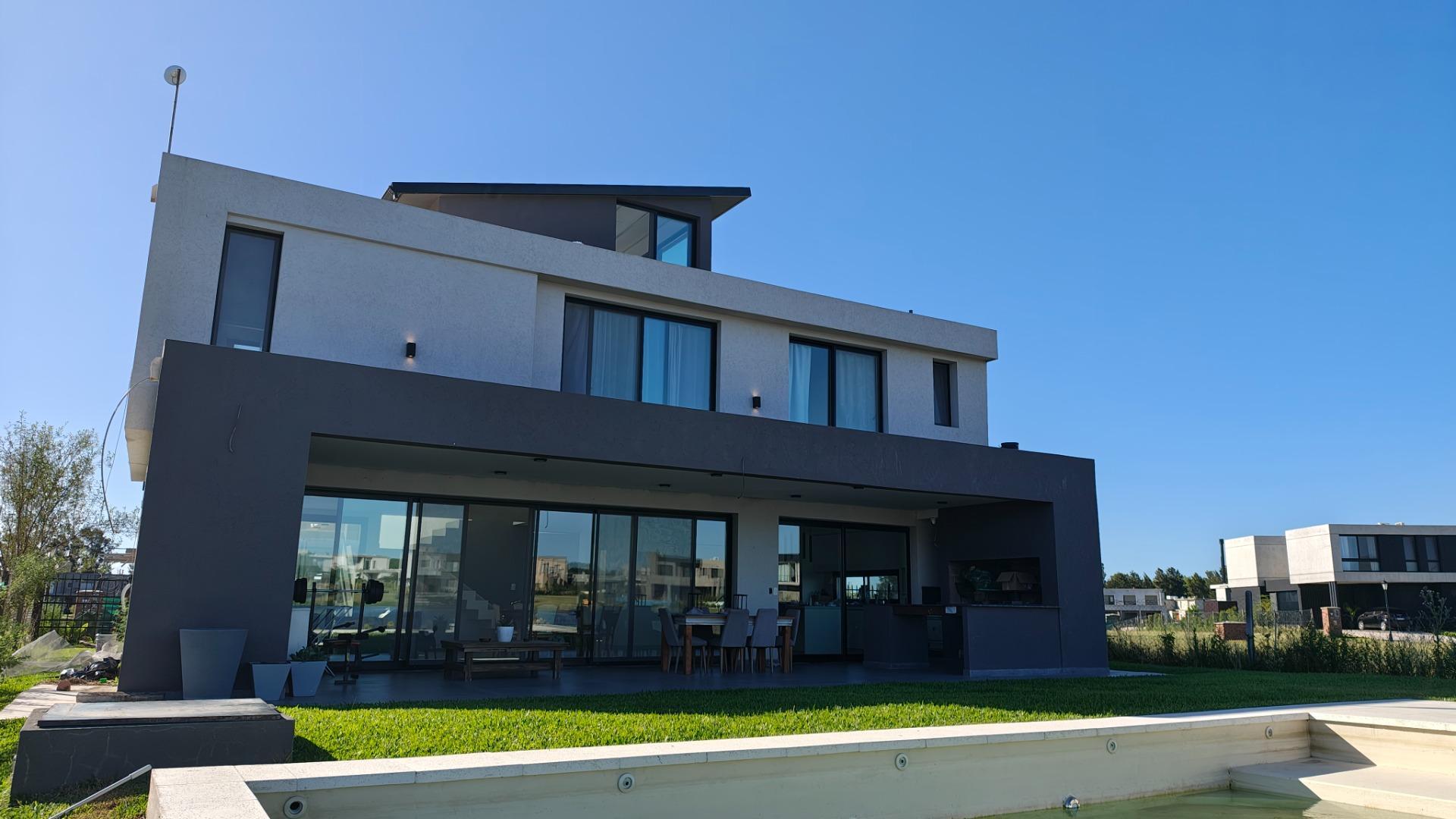 Casa 4 ambientes con 4 baños