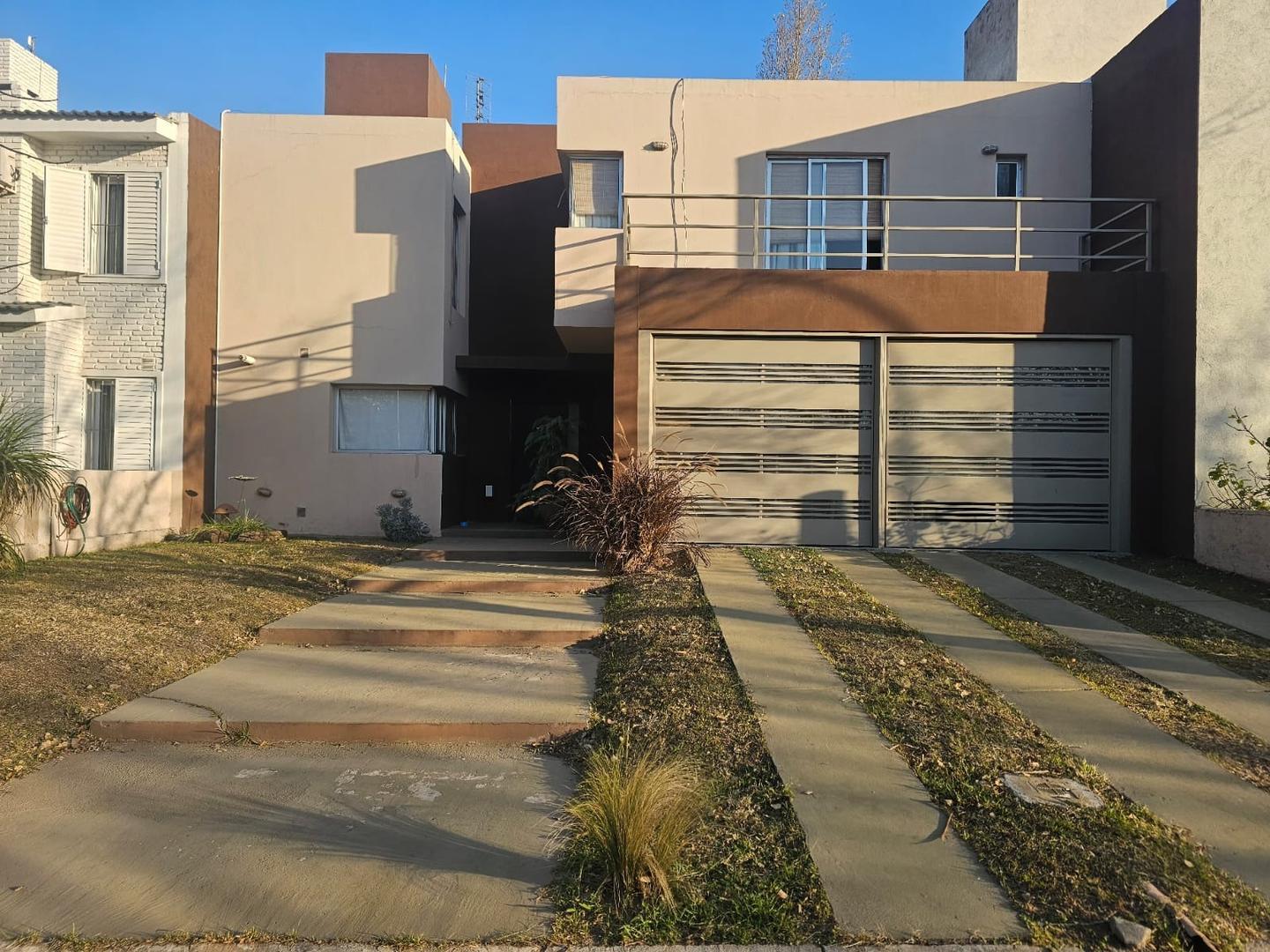 Casa en Venta con 4 cocheras