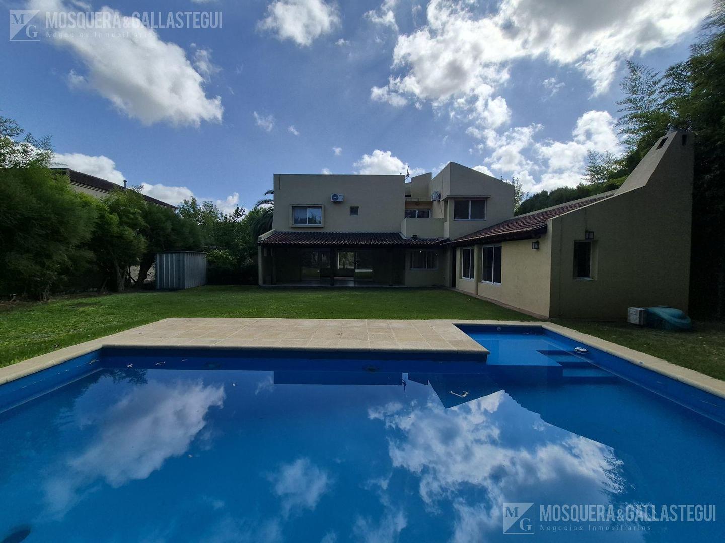 Casa en alquiler San Isidro Labrador, excelente quincho   3 dormitorios , uno en suite con vestidor.