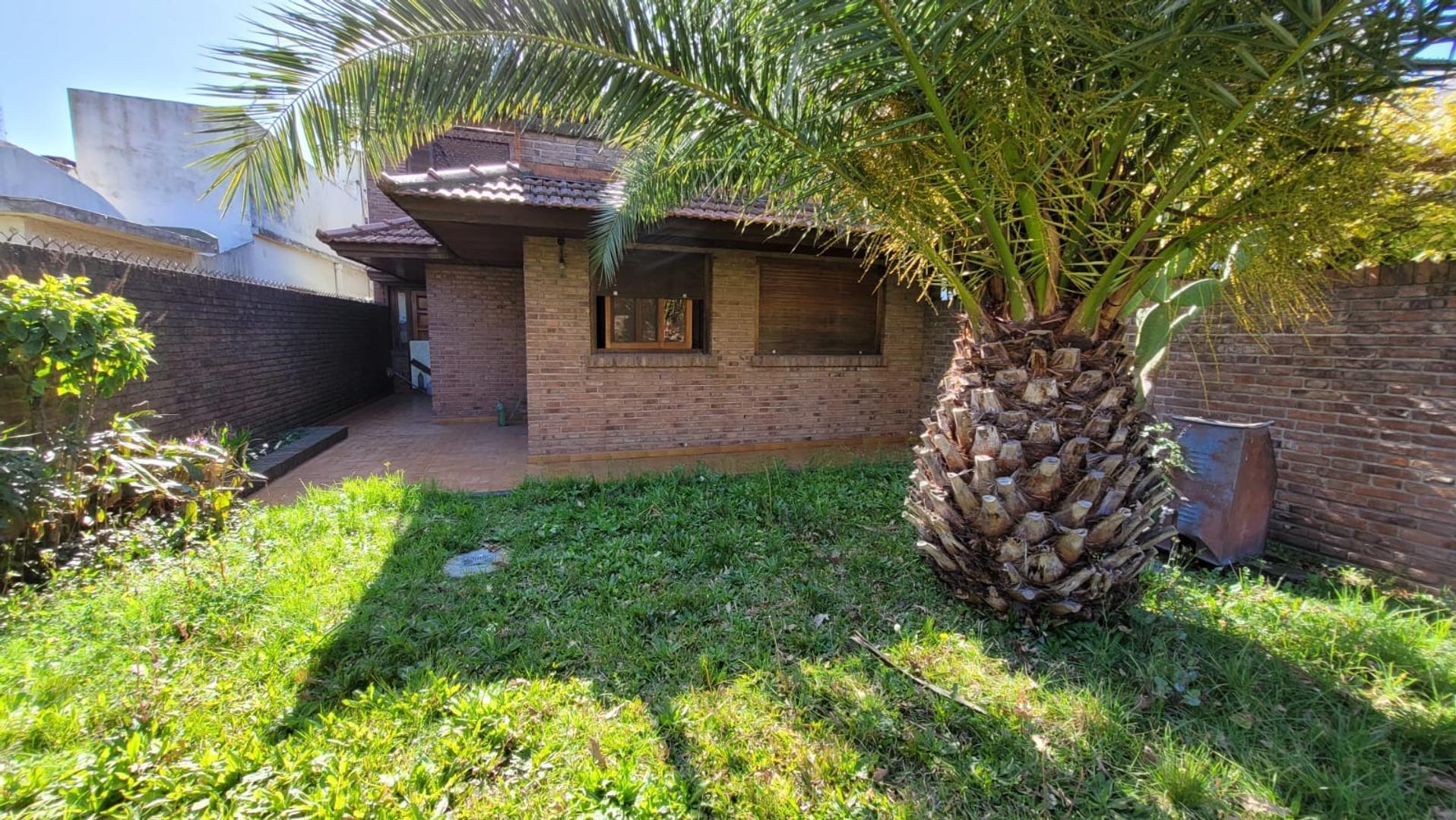 V BALLESTER CENTRO CHALET 4 AMB LOTE 7,5x50m, GARAGE,QUINCHO