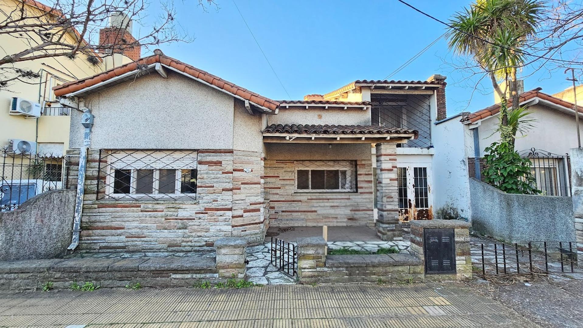 Chalet 5 ambientes en Castelar Norte a refaccionar