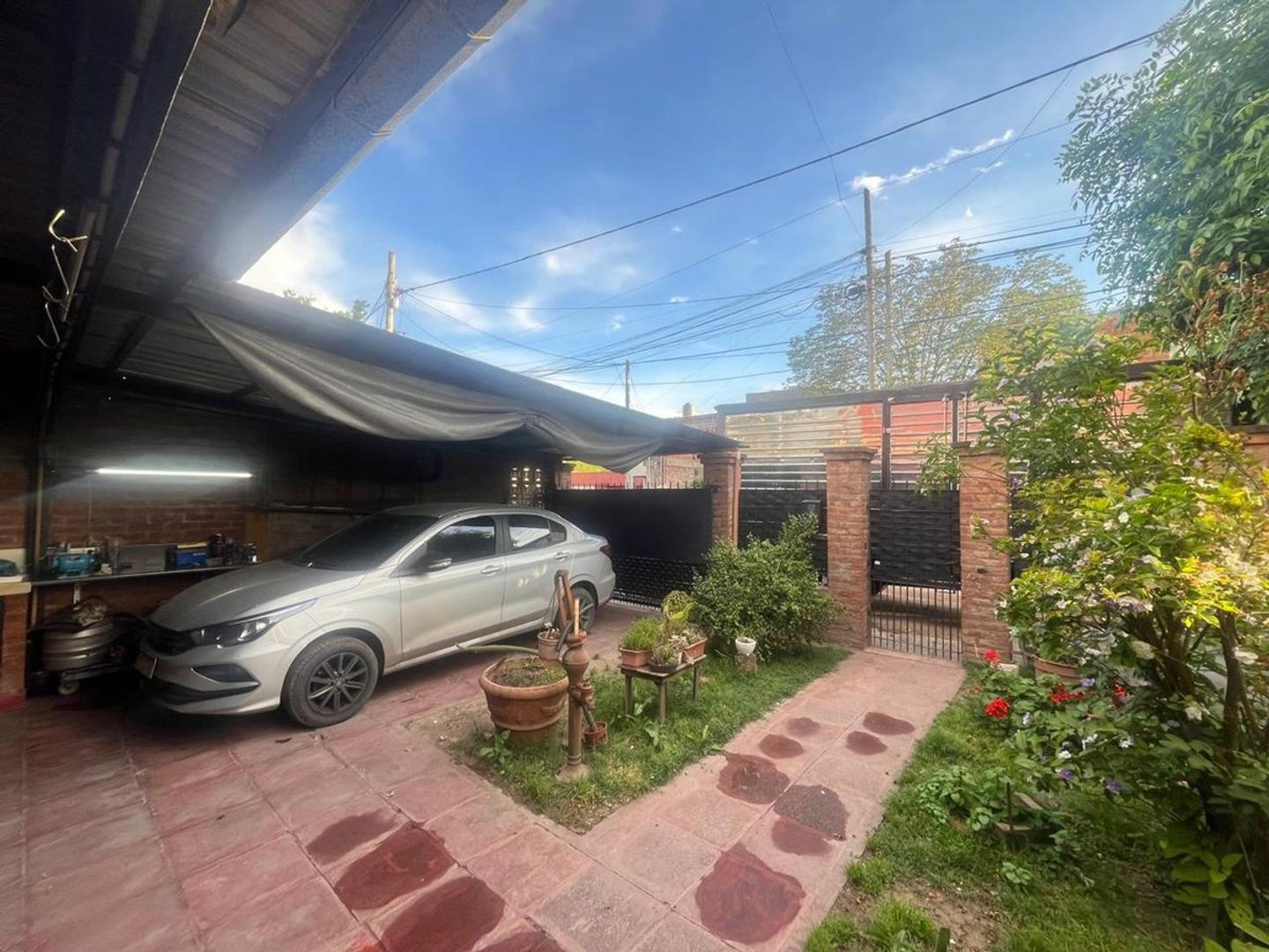 Casa en Venta con 2 cocheras