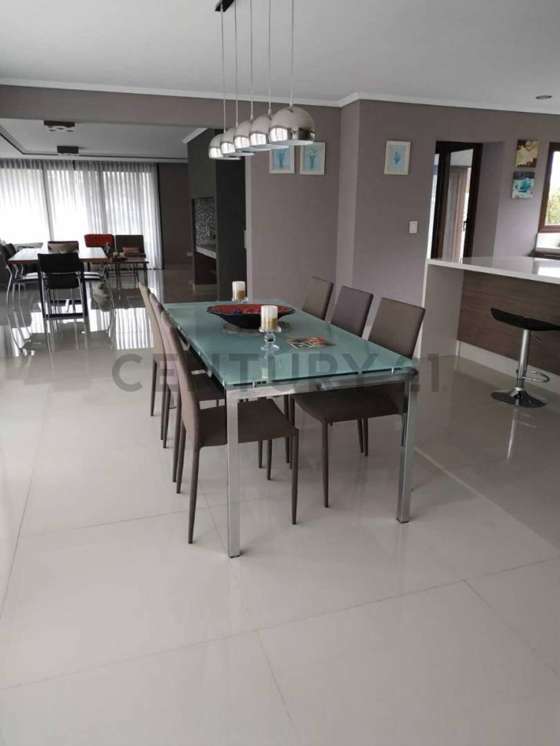 Casa 4 ambientes con 3 baños