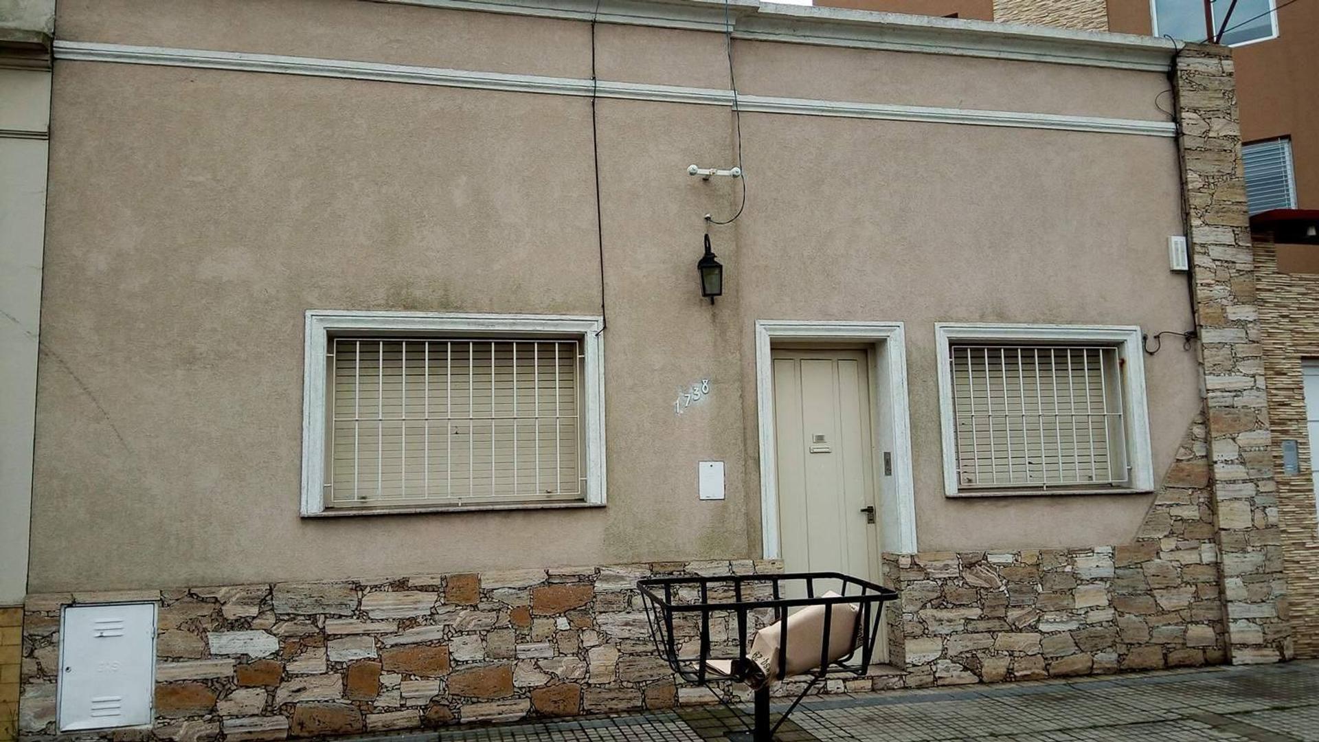 Casa con patio zona Hospital San Juan de Dios